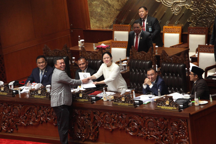 Terkait fungsi anggaran DPR, ia menjelaskan pada masa sidang ini telah menyelesaikan dua undang-undang yaitu UU tentang Pertanggungjawaban APBN Tahun Anggaran 2023 dan UU tentang APBN Tahun Anggaran 2025.