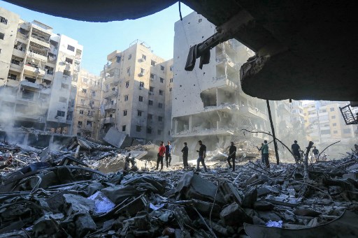 Israel mengatakan serangan Jumat, 28 September 2024 malam, itu menargetkan sebuah pertemuan di kompleks bawah tanah Hizbullah. Ledakan itu menghancurkan beberapa menara apartemen tinggi di pinggiran selatan Beirut yang berpenduduk padat dan mayoritas Syiah yang dikenal sebagai Dahiyeh.