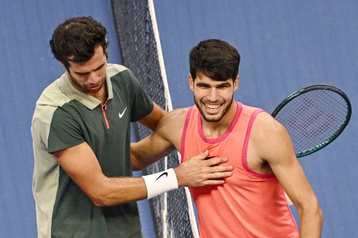 Petenis asal Spanyol Carlos Alcaraz melangkah ke semifinal China Open setelah meraih kemenangan 7-5, 6-2 atas Karen Khachanov, Senin, 30 September 2024 waktu setempat.