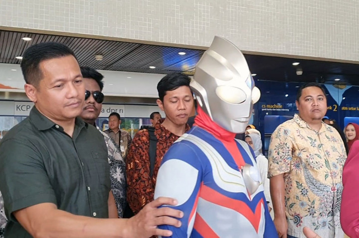 Sosok 'Ultraman' mencuri perhatian pada momen Sidang Paripurna dengan Agenda Pengucapan Sumpah Janji Anggota DPR/DPD/MPR RI periode 2024-2029, Selasa, 1 Oktober 2024. Ultraman ini akan dilantik menjadi anggota DPR.