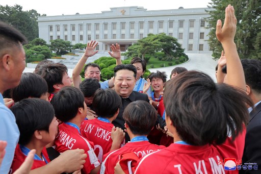 Pemimpin Korea Utara Kim Jong Un (tengah) bertemu dengan para pemain dan pelatih yang memenangi Piala Dunia Wanita U-20 FIFA 2024 di markas besar Komite Sentral Partai Pekerja Korea (WPK) di Pyongyang, Senin, 30 September 2024.