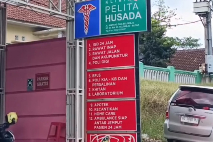 Salah satu keluarga korban, Ernawati mengatakan, kejadian tersebut berawal saat korban mendapatkan makanan bermenu ikan bakar dari kepala karyawan peternakan ayam di Blitar, yang memang dibagikan ke sebagian besar pekerja di peternakan ayam tersebut. Lalu usai menyantap ikan bakar tersebut. para korban mengalami pusing mual dan muntah-muntah. Mengetahui kejadian tersebut, kemudian para korban dibawa ke pukesmas dan klinik terdekat.