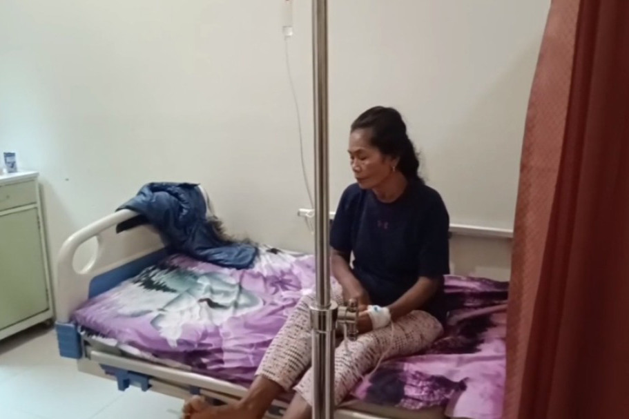 Nampak sejumlah korban keracunan, saat menjalani perawatan. Para korban rata-rata mengeluh, merasakan mual dan mengalami muntah dengan disertai pusing. 