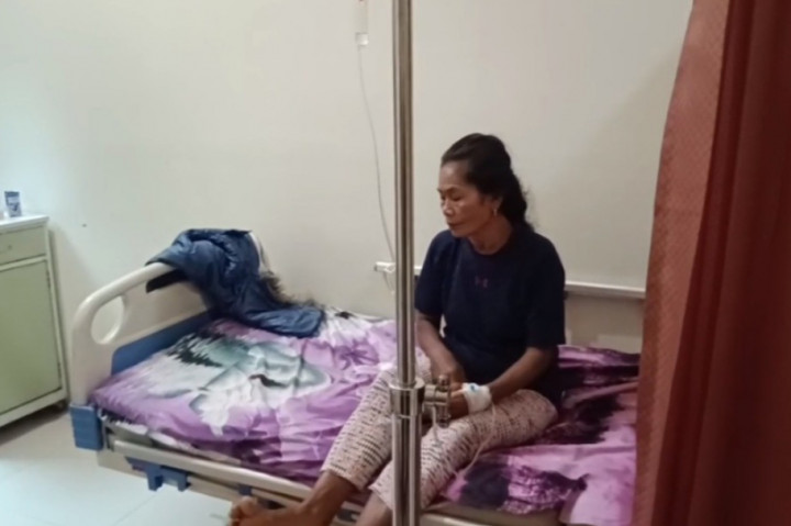 Nampak sejumlah korban keracunan, saat menjalani perawatan. Para korban rata-rata mengeluh, merasakan mual dan mengalami muntah dengan disertai pusing. 