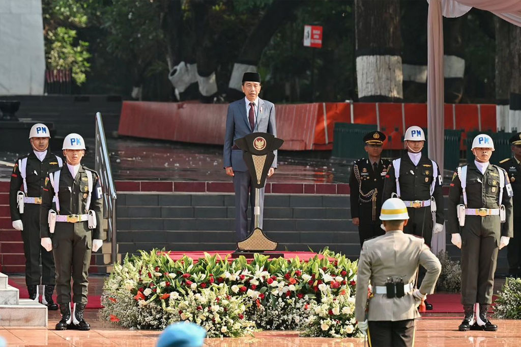 Rangkaian upacara dimulai dengan salam kebangsaan, penghormatan kebesaran, yang diikuti oleh laporan komandan upacara kepada Presiden Joko Widodo.