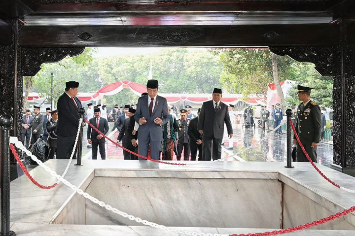 Selepas upacara, Presiden Jokowi didampingi Prabowo Subianto terlebih menyempatkan diri berdoa di depan Lubang Buaya sebelum meninggalkan lokasi.