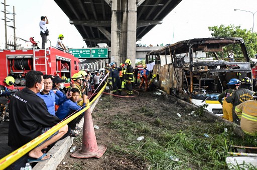 Sebuah bus yang membawa siswa dengan guru mereka terbakar habis di pinggiran kota Bangkok, Thailand, Selasa, 1 Oktober 2024. 25 siswa dikhawatirkan tewas akibat kejadian tersebut.