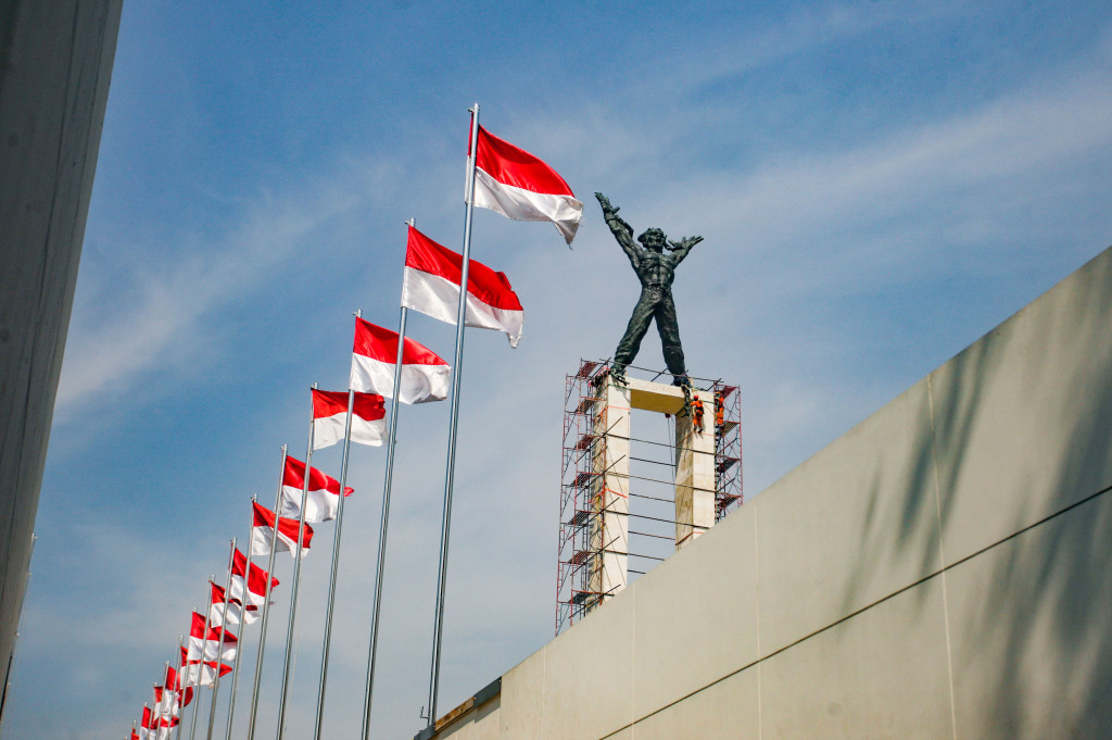Para pekerja membersihkan patung Monumen Pembebasan Irian Barat di Lapangan Bateng, Jakarta Pusat, Selasa, 1 Oktober 2024. 