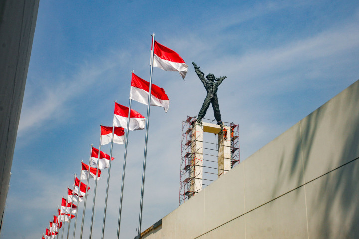 Para pekerja membersihkan patung Monumen Pembebasan Irian Barat di Lapangan Bateng, Jakarta Pusat, Selasa, 1 Oktober 2024. 