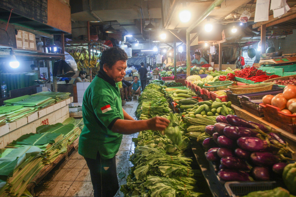 BPS menyebut penyumbang utama deflasi selain bensin yakni komoditas bahan pokok seperti cabai merah, rawit, telur ayam ras, daging ayam ras, tomat, daun bawang, kentang, dan wortel.