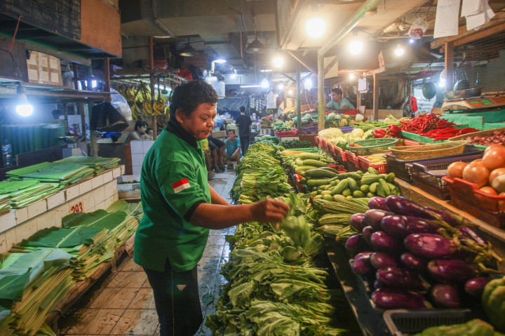 BPS menyebut penyumbang utama deflasi selain bensin yakni komoditas bahan pokok seperti cabai merah, rawit, telur ayam ras, daging ayam ras, tomat, daun bawang, kentang, dan wortel.