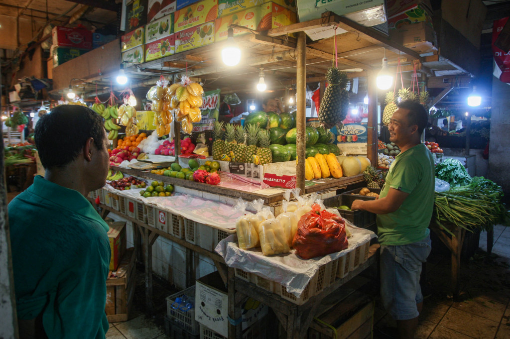 Dengan perkembangan tersebut, inflasi tahunan mencapai 1,84 persen dan inflasi tahun kalender 0,74 persen.