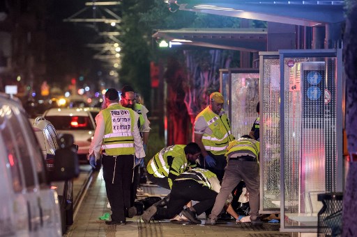 Relawan dari tim tanggap darurat Yahudi ultra-Ortodoks Zaka Israel menyisir lokasi serangan penembakan di stasiun Ehrlich di Tel Aviv Light Rail di Jaffa selatan Tel Aviv, Selasa, 1 Oktober 2024.