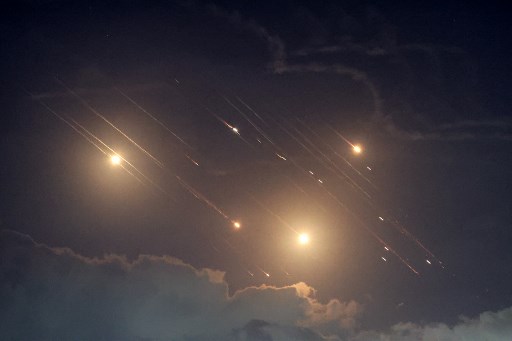 Cahaya jingga dari rudal melesat di langit malam Israel saat sirene serangan udara berbunyi dan penduduk bergegas ke tempat perlindungan bom. Israel bersumpah akan membalas serangan Iran, yang katanya hanya menyebabkan beberapa orang terluka.