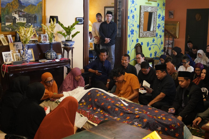 Calon Wakil Gubernur (Cawagub) Jakarta nomor urut 3, Rano Karno atau biasa disapa Bang Doel mengaku terkejut dengan meninggalnya artis Senior Marissa Haque. Ia pun mengenal sosok Marissa sudah sejak muda di film pertama almarhumah.
