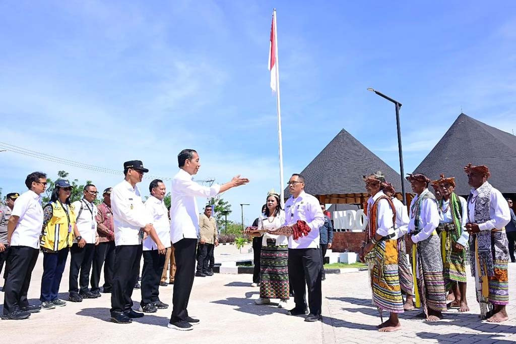 Presiden Joko Widodo meresmikan beberapa Pos Lintas Batas Negara (PLBN) Terpadu di sejumlah wilayah di Indonesia, yang dipusatkan di PLBN Terpadu Napan, Kabupaten Timor Tengah Utara (TTU), Provinsi Nusa Tenggara Timur (NTT), pada Rabu, 2 Oktober 2024.