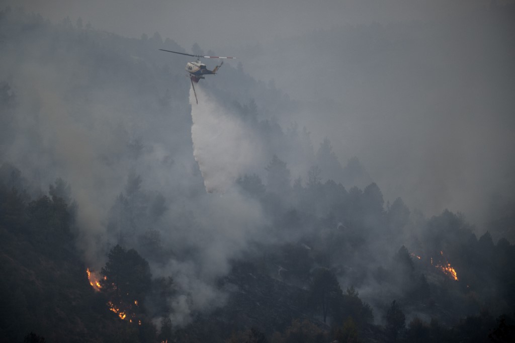 Menteri Perlindungan Sipil Vassilis Kikilias menyatakan pihaknya mengerahkan 406 petugas damkar dan 16 tim komando hutan yang dilengkapi dengan 20 lebih kendaraan udara ke wilayah Korinthos.
