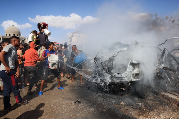 Pasukan Israel melancarkan serbuan mendadak dengan mengebom puluhan rumah, menurut sejumlah saksi mata.