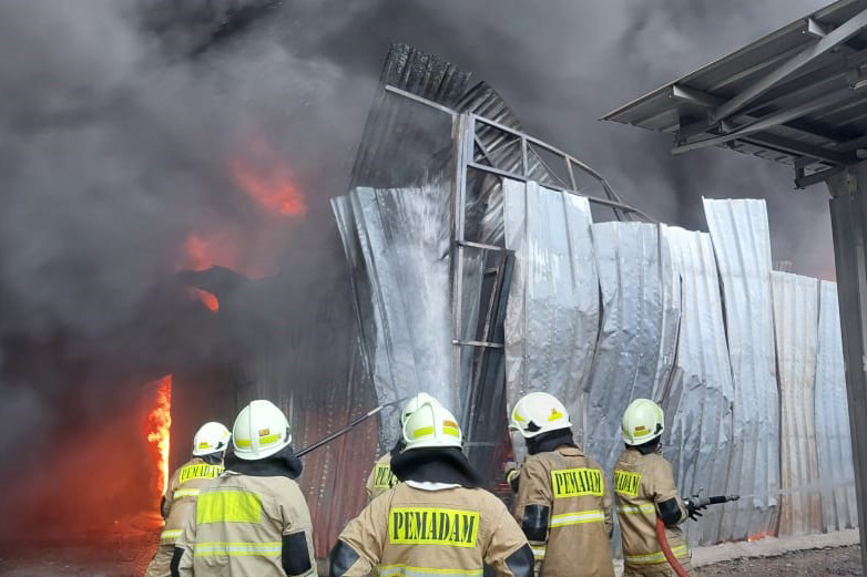 Sebuah lapak pengepul barang bekas (BUP) di Jl. Utan Jati Kp. Tabaci RT.03 RW.11, Kel. Pegadungan, Kec. Kalideres, Jakarta Barat terbakar. Peristiwa terjadi sejak siang tadi pukul 12.17 WIB, Rabu, 2 Oktober 2024.