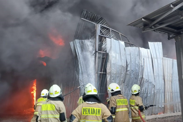 Sebuah lapak pengepul barang bekas (BUP) di Jl. Utan Jati Kp. Tabaci RT.03 RW.11, Kel. Pegadungan, Kec. Kalideres, Jakarta Barat terbakar. Peristiwa terjadi sejak siang tadi pukul 12.17 WIB, Rabu, 2 Oktober 2024.