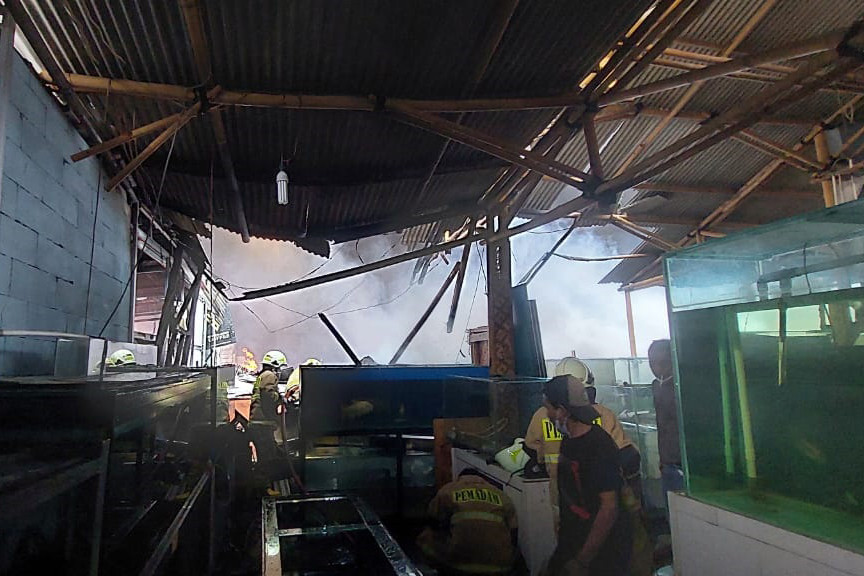 Satriadi menyebut pemadaman api dilakukan sejak pukul 12.29 WIB. Namun, hingga kini pukul 18.20 WIB, api masih menyala.