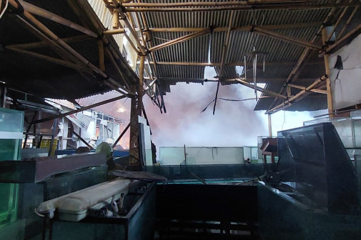 Peristiwa kebakaran ini ditayangkan langsung oleh salah seorang warganet di akun TikTok pribadinya @99part. Tampak dalam tayangan video yang ia siarkan pukul 18.20 WIB, api masih menyala. Satriadi membenarkan si jago merah masih melahap material di lokasi.