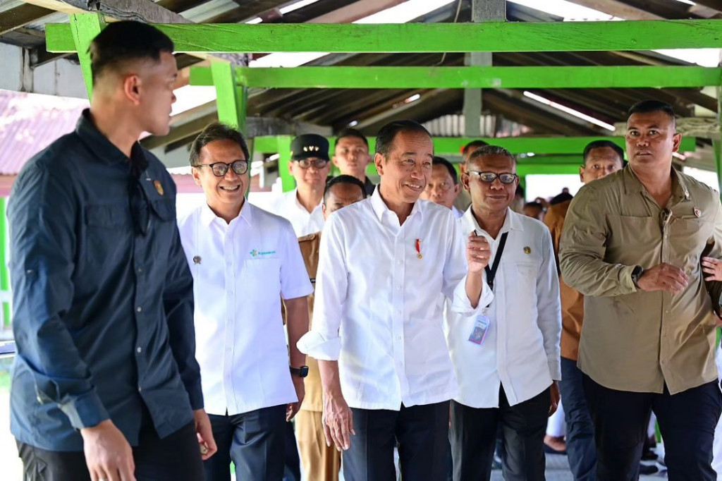 Presiden juga menyoroti pentingnya peningkatan jumlah tempat tidur di rumah sakit, mengingat setiap hari terdapat sekitar 60 hingga 70 pasien yang masuk. Untuk itu, Presiden Jokowi telah berkoordinasi dengan Menteri Kesehatan agar dilakukan penambahan fasilitas tersebut.