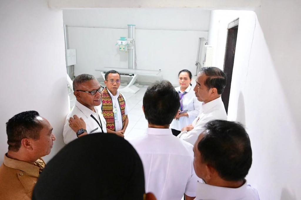 Presiden Joko Widodo melakukan kunjungan ke Rumah Sakit Umum Daerah (RSUD) Kefamenanu di Kabupaten Timor Tengah Utara (TTU), Nusa Tenggara Timur, pada Rabu, 2 Oktober 2024, untuk melihat langsung kondisi dan pelayanan kesehatan di RSUD tersebut.