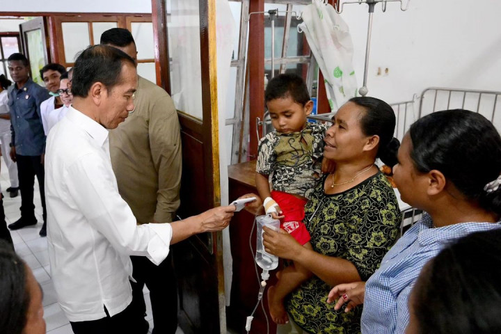 “Ya, kapasitasnya perlu ditambah, kemudian alat kesehatan di sini sudah lama sekali tidak pernah kita intervensi. Tapi tadi sudah saya sampaikan ke Pak Dirut untuk disiapkan ruangannya dulu, nanti kita kirim CT scan, cathlab, mamogram, sehingga semuanya menjadi lebih baik,” ujar Presiden Jokowi saat memberikan keterangan pers kepada awak media usai peninjauan.