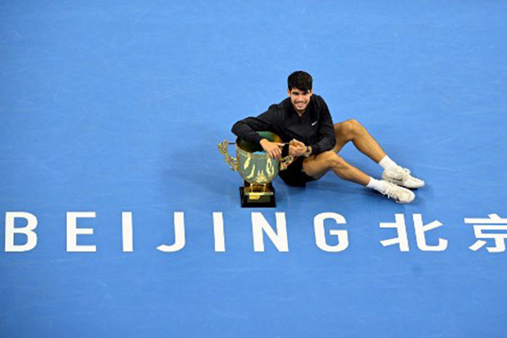 Carlos Alcaraz melanjutkan tahun sempurna melawan seteru beratnya Jannik Sinner dengan memenangi final China Open, Rabu, 2 September 2024.