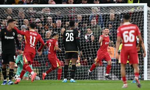 The Reds berhasil membuka keunggulan pada menit ke-11 lewat Alexis Mac Allister usai mengoversi umpan matang Mohamed Salah. Skor 1-0 untuk Liverpool bertahan hingga jeda.