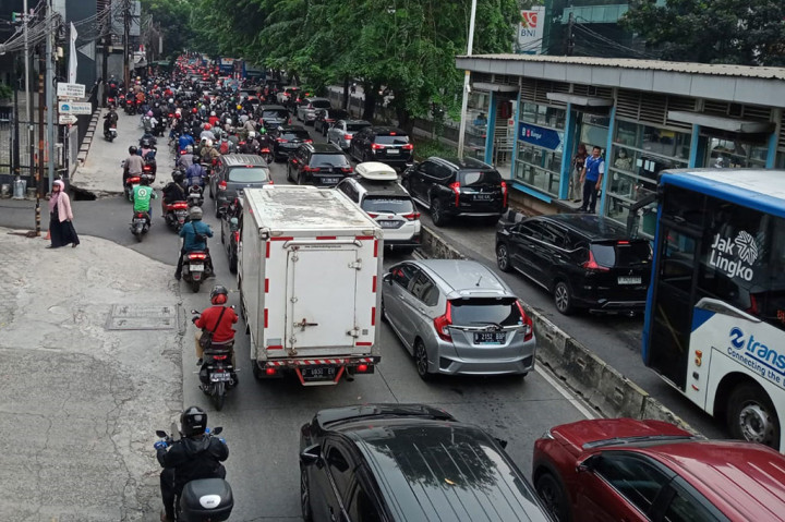 Kemacetan sempat terjadi di Jalan Arteri Pondok Indah menuju Kebayoran Lama, Jakarta Selatan, Kamis, 3 Oktober 2024 pagi. Kemacetan yang terjadi mulai dari Mal Pondok Indah tersebut terjadi akibat adanya kecelakaan di underpass Gandaria City.