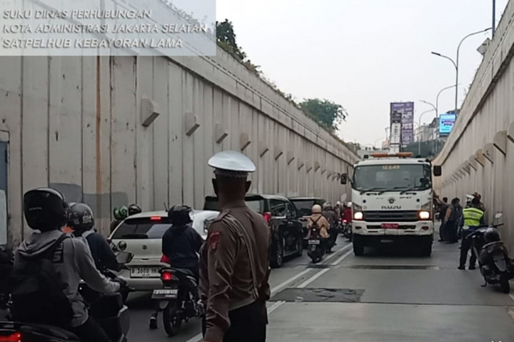 Dari informasi yang dihimpun, kecelakaan terjadi pada Rabu, 2 Oktober malam. Truk mengalami ringsek di bagian depan, sementara pecahan kaca berserakan.