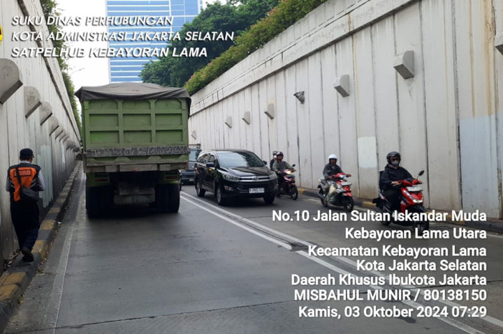 Kecelakaan membuat satu jalur underpass dari arah Pondok Indah menuju Kebayoran Lama ditutup, sementara lalu lintas sebaliknya diperbolehkan melintas.
