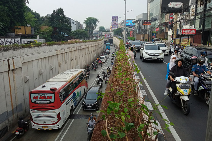 Setelah truk berhasil divekuasi, lalu lintas kedua arah berangsur pulih.