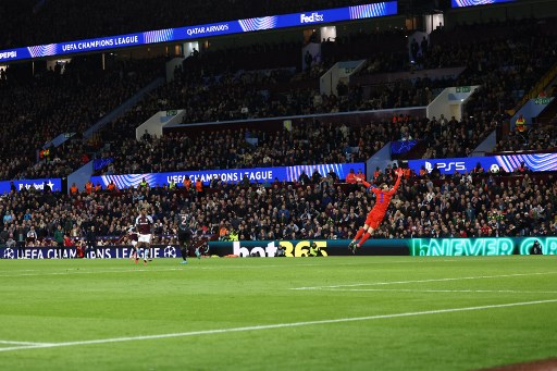Duran yang masuk menggantikan Ollie Watkins pada menit ke-70, hanya memerlukan sembilan menit untuk memecah kebuntuan. Mendapati Manuel Neuer tidak berada dalam posisi ideal, penyerang berusia 20 tahun tersebut melepaskan bola lob dari luar kotak penalti yang gagal dijangkau kiper Bayern tersebut.