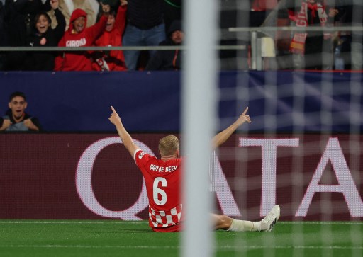 Donny Van de Beek memaksimalkan kerja Arnaut Danjuma untuk menyamakan kedudukan pada menit ke-73. 