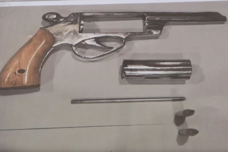 Aksi gaya-gayaan itu sempat diupload di media sosial dan menjadi viral. Dalam video itu terlihat empat orang pria sedang nongkrong, dan beberapa di antaranya memamerkan senpi pistol, lengkap amunisi di atas meja.