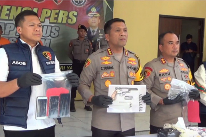 Aparat Reskrim Polresta Sidoarjo menangkap dua orang pelaku yang dengan gaya memperlihatkan senjata api jenis pistol, saat nongkrong di sebuah kafe di kawasan Stadion Gelora Delta Sidoarjo. Mereka terancam penjara maksimal 20 tahun.