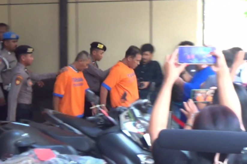 Dua orang pria yang ditangkap adalah W, 55 tahun, asal dari Sidoarjo Kota,dan SS, 51 tahun, asal Gedangan Sidoarjo. Selain itu menyita satu pucuk senjata api rakitan berjenis pistol revolver, 16 butir amunisi peluru tajam cal 5,56 mm, dua butir amunisi peluru hampa. Polisi juga menyita satu pucuk airsoft gun berjenis pistol berwarna hitam berisikan delapan peluru gotri.