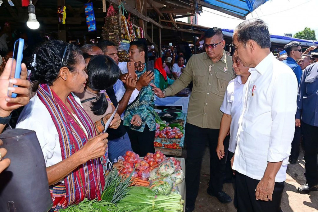 Dalam kunjungannya, Kepala Negara juga berdialog dengan para pedagang dan masyarakat serta mengecek harga sejumlah kebutuhan pokok yang menjadi perhatian utama.