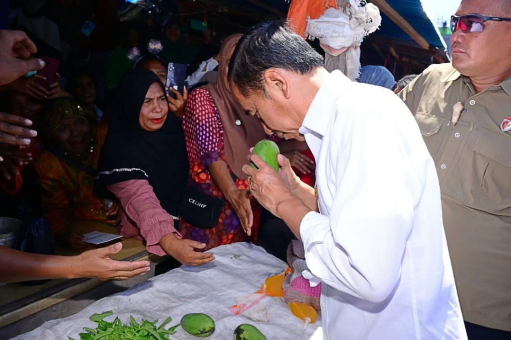 Presiden Joko Widodo (Jokowi) mengunjungi Pasar Rakyat LIPA Kalabahi, Kabupaten Alor, Nusa Tenggara Timur (NTT), Kamis, 3 Oktober 2024. Kedatangan Jokowi untuk memantau langsung kondisi pasar dan harga sembilan bahan pokok (sembako).