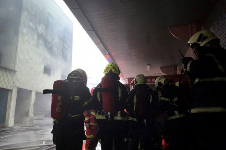 Kebakaran terjadi pada hari yang sama ketika Topan Krathon menerjang daratan di selatan pulau itu, meskipun otoritas Taiwan tidak mengaitkan keduanya.