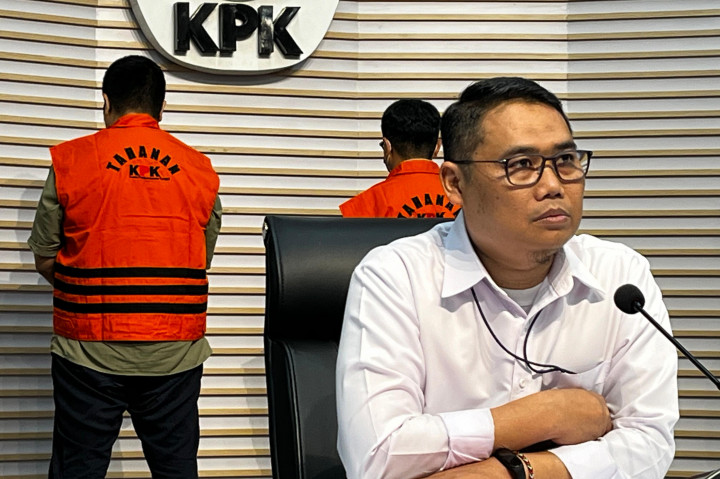 Kasus ini bermula ketika Kemenkes melalui Pusat Krisis Kesehatan membeli APD sebanyak 10 ribu pcs untuk penanganan covid-19 pada 20 Maret 2020. Transaksi dilakukan dengan PPM yang sudah mendistribusikan kebutuhan APD selama dua tahun.