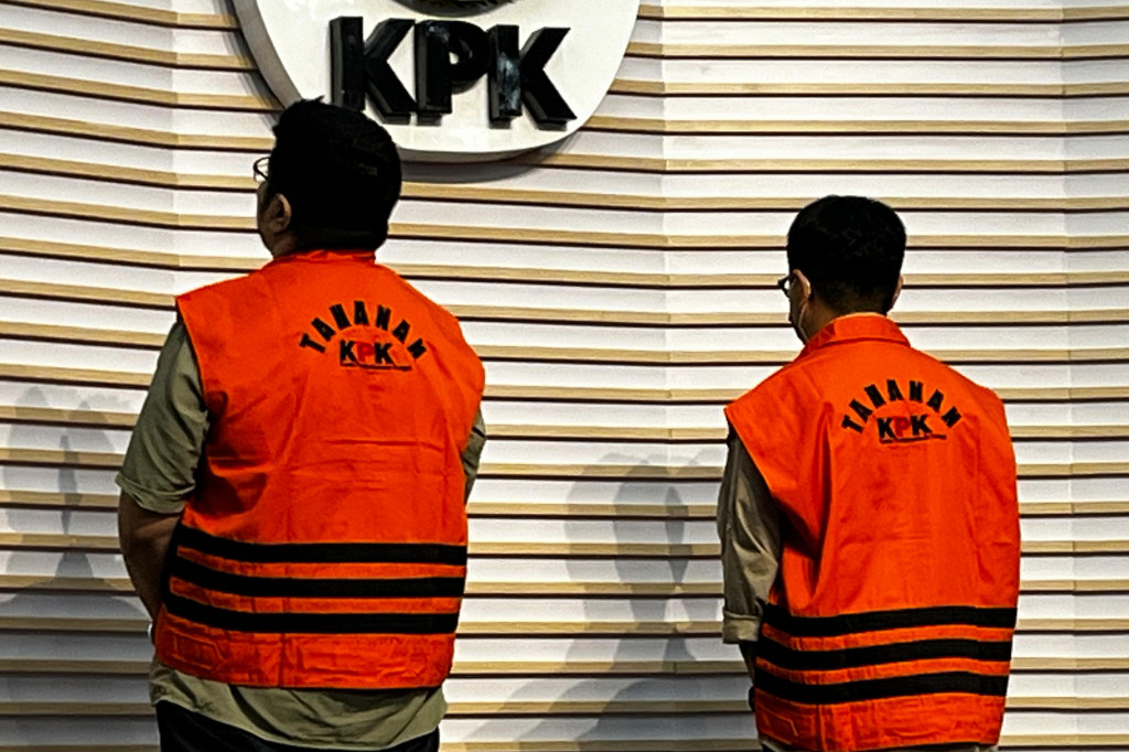 Asep menjelaskan dua tersangka lain dalam kasus ini yakni Direktur Utama PT Permana Putra Mandiri (PPM) Ahmad Taufik dan Direktur Utama PT Energi Kita Indonesia (EKI) Satrio Wibowo. Budi dan Satrio ditahan hari ini.