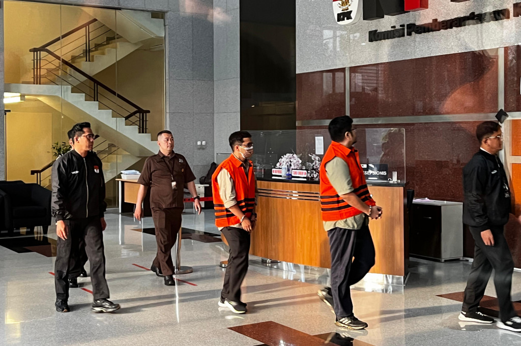 Komisi Pemberantasan Korupsi (KPK) mengumumkan tiga tersangka kasus dugaan rasuah pengadaan alat perlindungan diri (APD) di Kementerian Kesehatan. Mantan pejabat pembuat komitmen (PPK) di Kemenkes Budi Silvana menyandang status hukum itu.