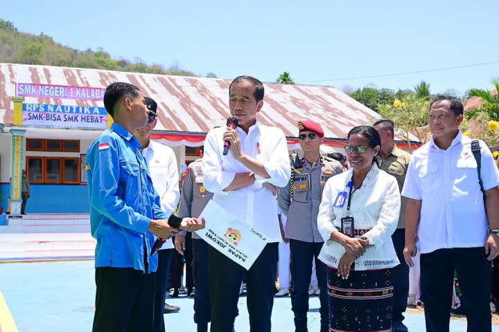 Setelah melakukan peninjauan, Presiden Jokowi menggelar dialog interaktif dengan para siswa di lapangan sekolah. Dalam sesi dialog tersebut, Presiden mengajukan sejumlah pertanyaan seputar Pancasila kepada siswa dan memberikan motivasi kepada mereka untuk terus belajar dengan tekun.