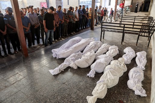 Warga melakukan saat jenazah terhadap korban pemboman Israel malam sebelumnya,  di rumah sakit Ahli Arab, Kota Gaza, Rabu, 2 Oktober 2024.