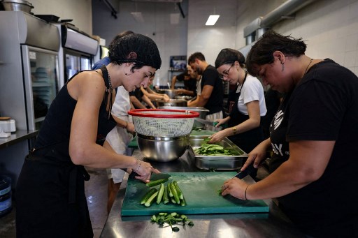Dapur umum di lingkungan Geitawi itu awalnya didirikan setelah ledakan Pelabuhan Beirut pada 2020. Kini para relawan di sana berupaya membantu warga yang kehilangan tempat tinggal akibat serangan udara Israel dengan menyiapkan makanan.