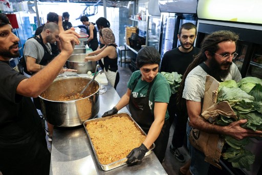Suasana dapur umum nirlaba, Nation Station, di Beirut, Libanon, menjadi lebih ramai. Para relawan bergerak ke sana kemari, menumpuk makanan di atas meja, mengaduk daging, menanak nasi, atau memotong selada.